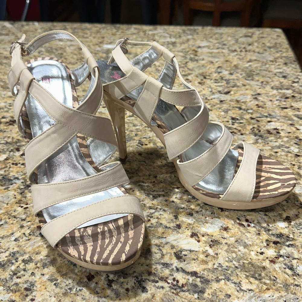 JustFabulous Tan cross strap sandal, cream faux leather, size 11